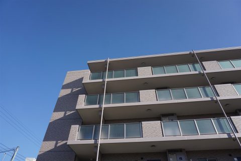 一棟マンションや一棟アパートは保有か売却かメリットは？